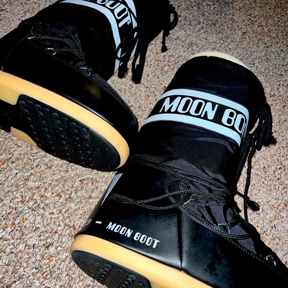 Men’s size 10.5/11 Authentic Moonboots